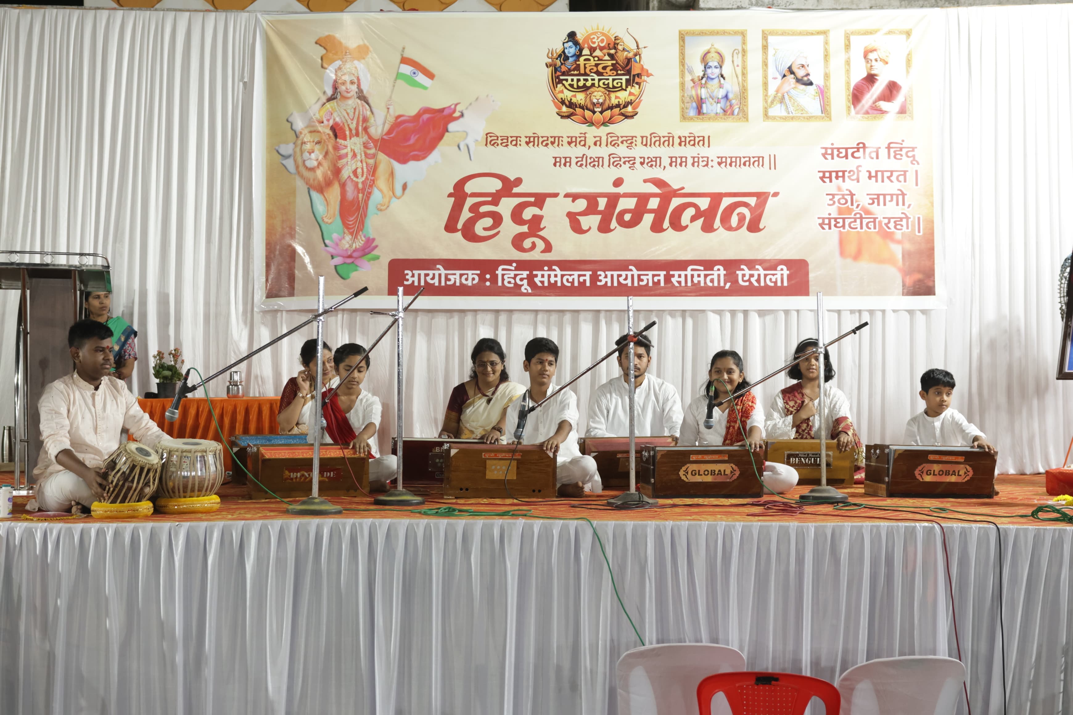 हिंदू संमेलन कार्यक्रमात हार्मोनियम विद्यार्थ्यांचे सुरेल वादन सादरीकरण.